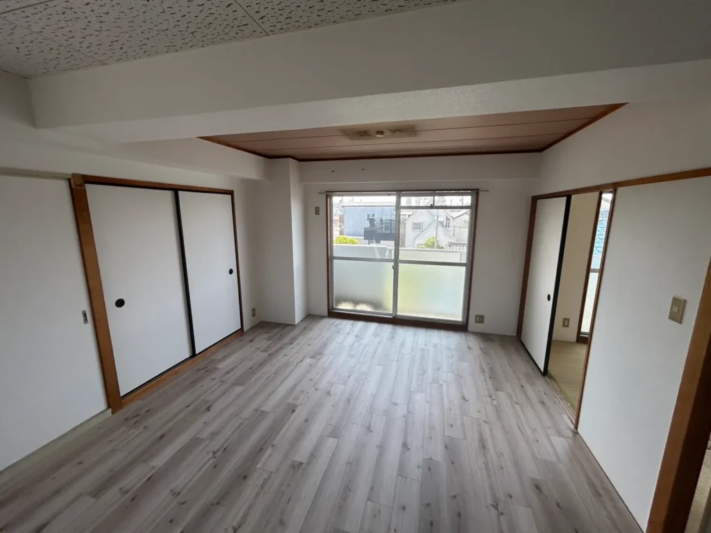 リフォーム後の明るいリビングルームと新しいフローリング