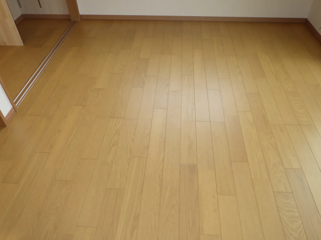 愛知県豊田市の施工前のフローリング。光沢がなく、使用感やくすみが目立つ状態。