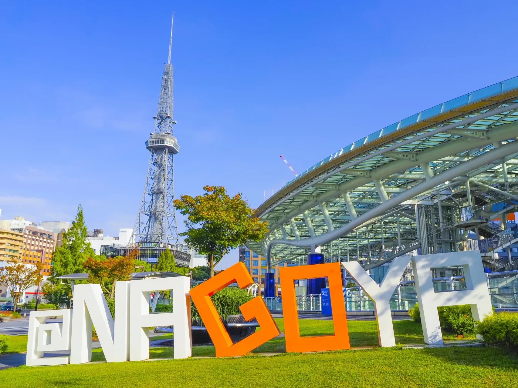 名古屋テレビ塔とオアシス21を背景にしたランドマーク