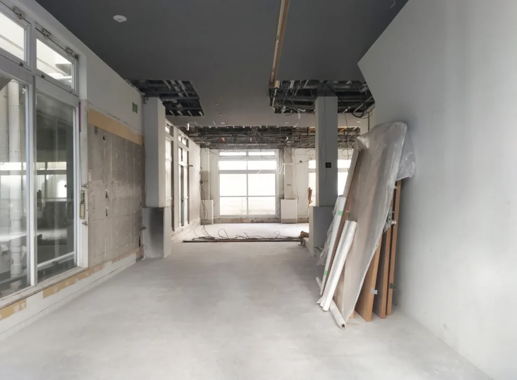 商業施設の内装解体工事現場とスケルトン状態の室内