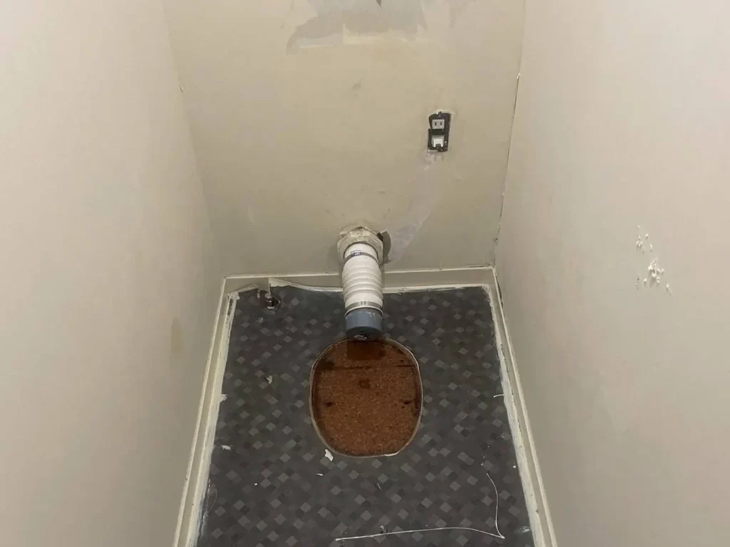 名古屋市名東区で古いトイレを撤去した施工前の様子。床材も劣化しておりリフォームが必要な状態。
