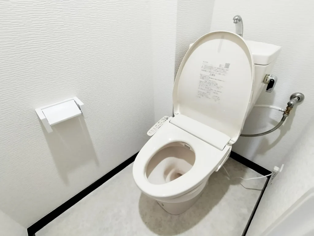 清掃前の賃貸物件のトイレ