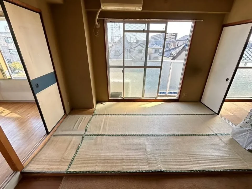 名古屋市の賃貸マンション 原状回復工事前の和室｜畳敷きの古い状態