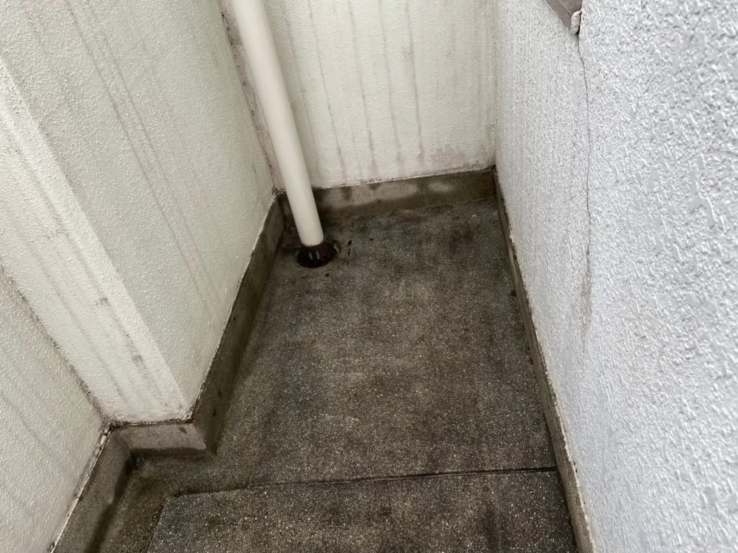 ベランダ隅 清掃後のきれいな状態｜名古屋のハウスクリーニング