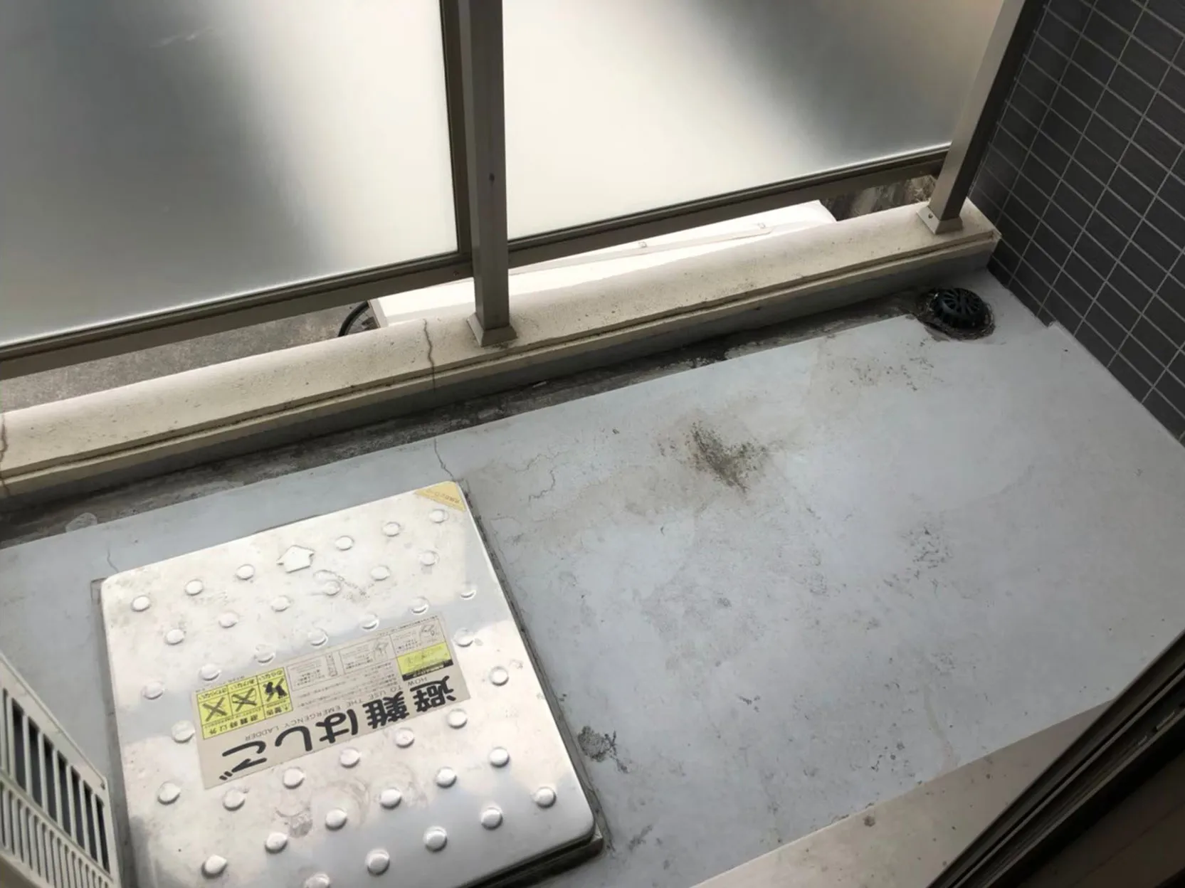ベランダ床 清掃前の黒ずみ汚れ｜名古屋のハウスクリーニング