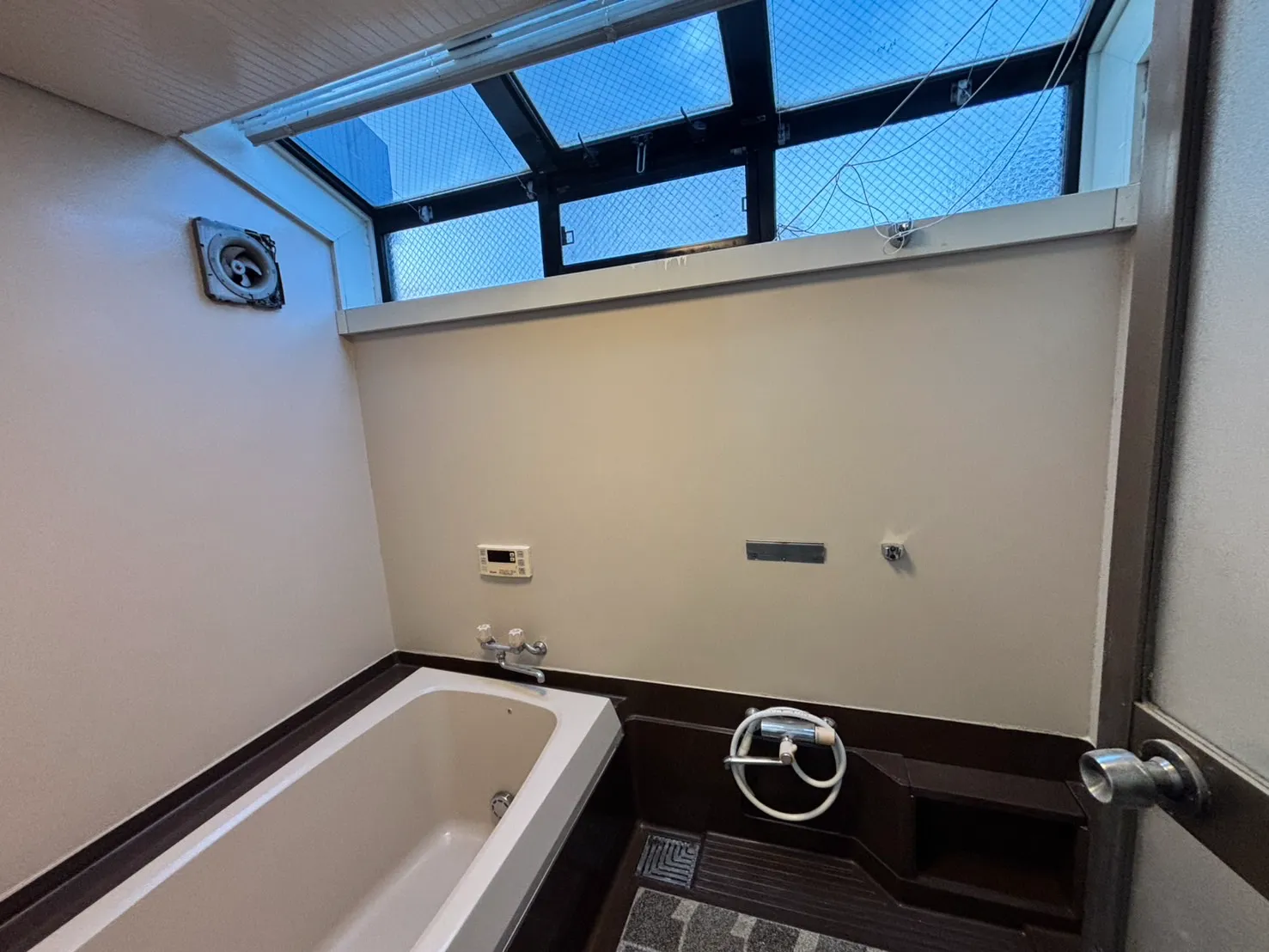 名古屋市の賃貸マンション 原状回復工事後の浴室リフォーム｜壁を張り替えて明るく清潔感のある空間に