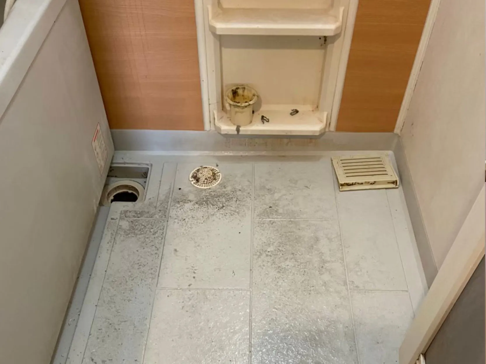 浴槽内部に蓄積した皮脂汚れや湯垢 清掃前
