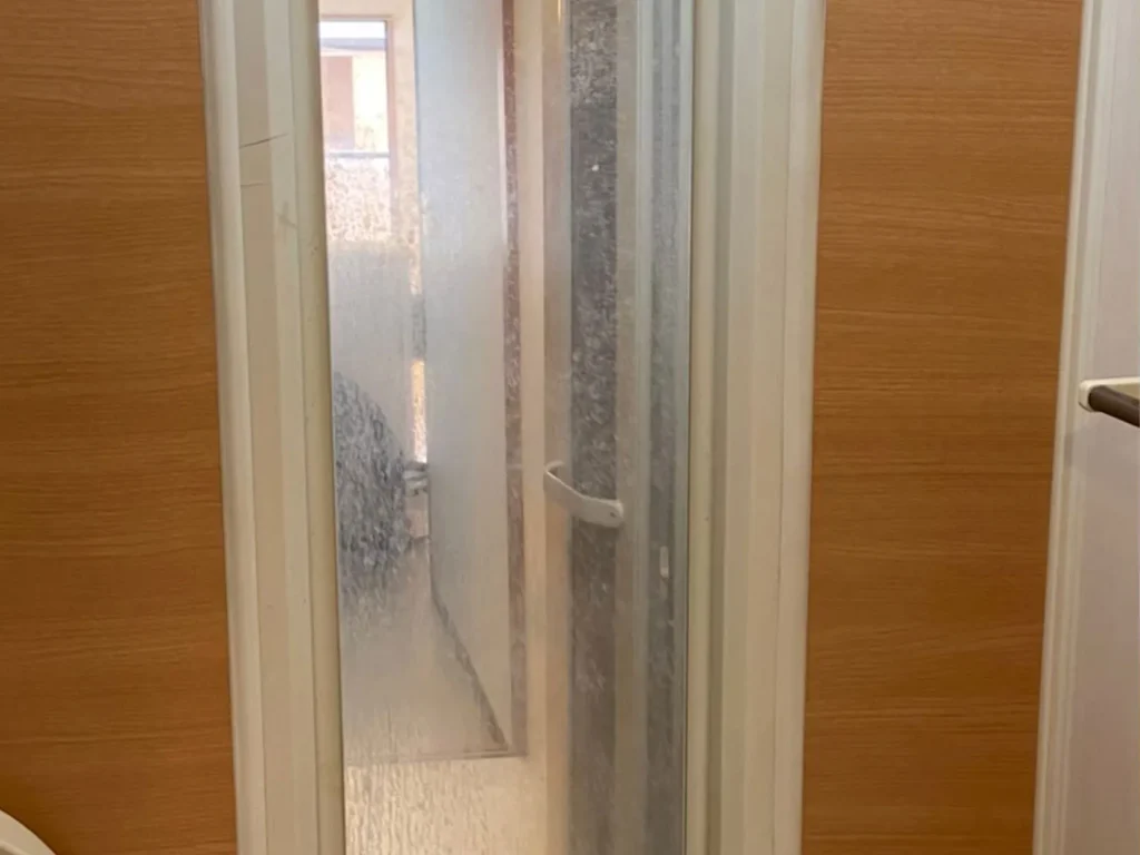 縦型浴室鏡 清掃前の水垢汚れ｜名古屋のハウスクリーニング