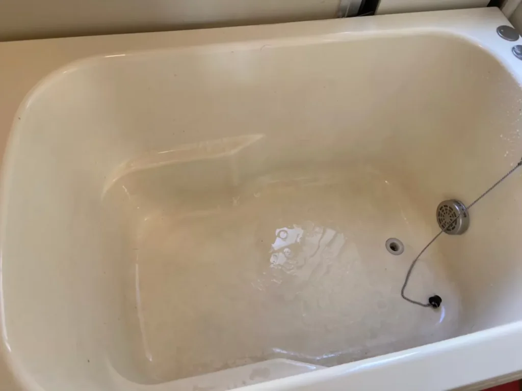 浴槽 清掃前の汚れや水垢｜名古屋のハウスクリーニング