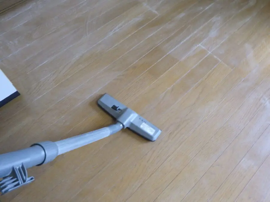床面を乾燥させるためのバキューム清掃作業｜A1フロアコーティング準備工程
