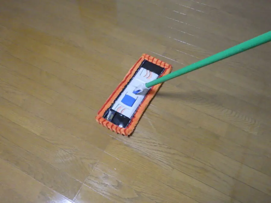 コーティング後の床をモップで拭き上げる作業｜美しいツヤの最終仕上げ