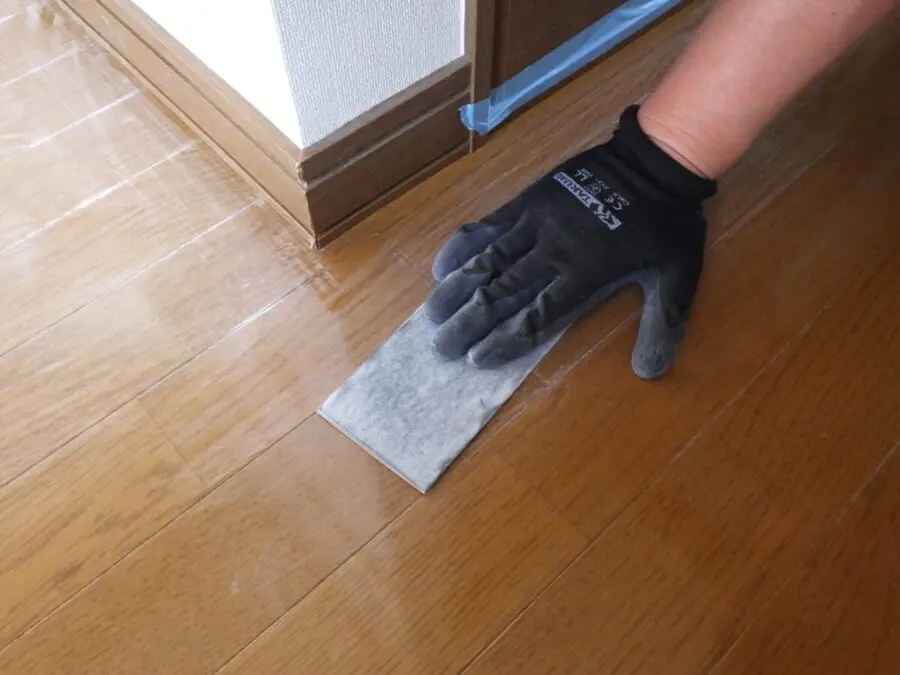隅の細部を手作業で研磨する職人｜A1フロアコーティング下地処理