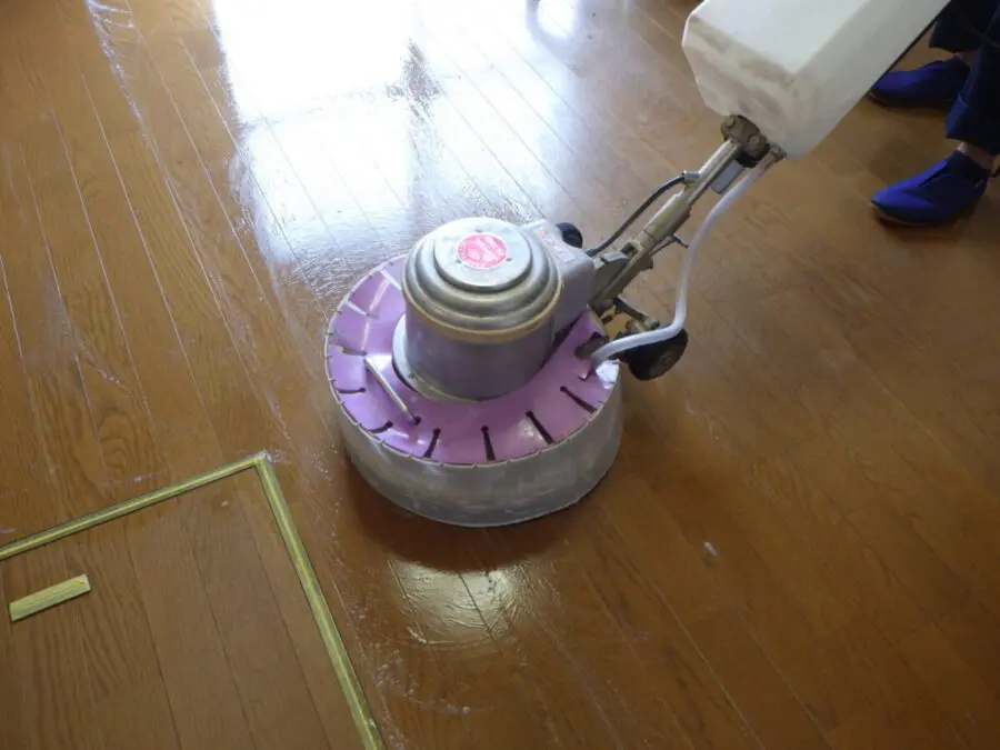 床の研磨作業中のポリッシャー機｜コーティング前の下地処理工程