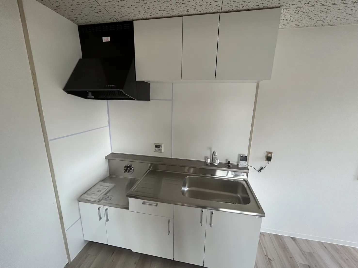 名古屋市の賃貸マンション 原状回復工事後のキッチン｜新品の流し台と収納を設置し清潔感ある空間に