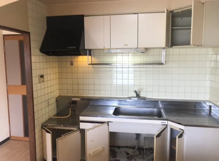名古屋市の賃貸マンション 原状回復工事前のキッチン｜老朽化した流し台と収納