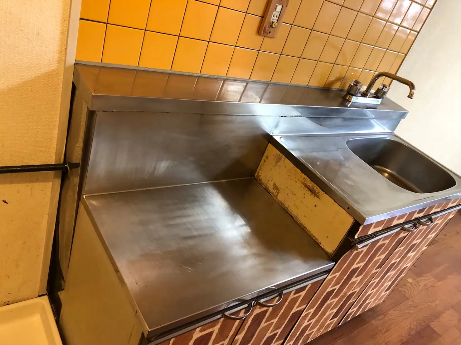 キッチンシンク台 清掃後の状態｜名古屋のハウスクリーニング