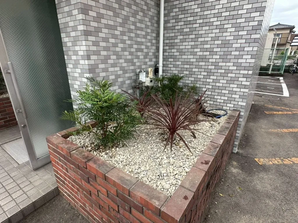 名古屋市名東区のマンション外構リフォーム後：玄関前の植栽スペースに化粧砂利と新植を配置