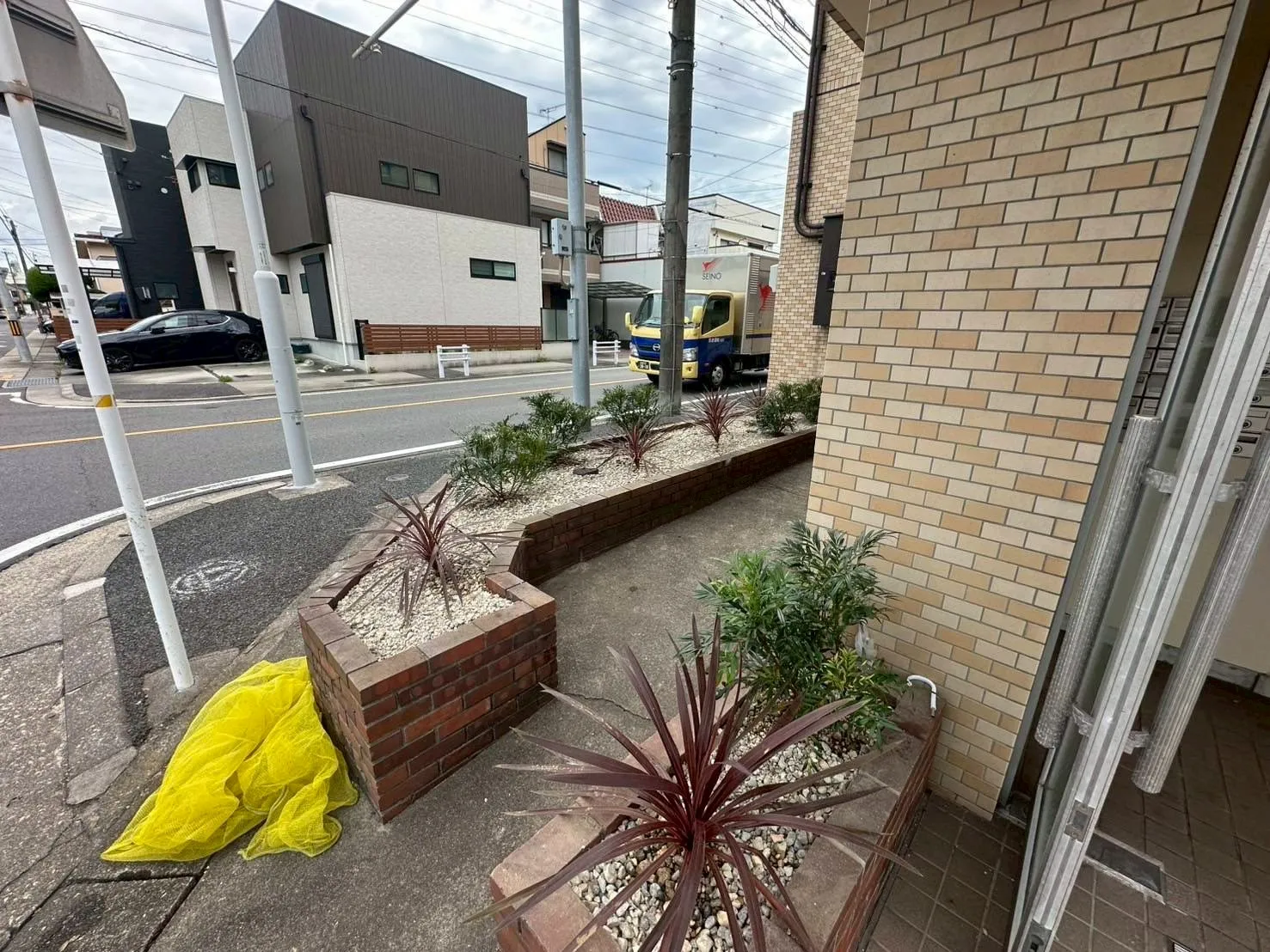 古屋市名東区のマンション外構リフォーム後：角地の植栽スペースを整理し清潔感のある外観に