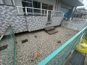 名古屋市名東区のマンション外構リフォーム後：フェンス沿いの花壇を整備し防草対策を実施