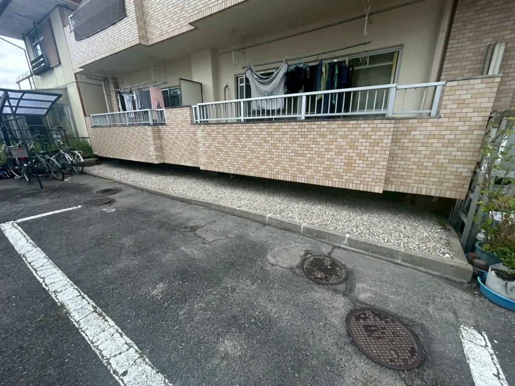 名古屋市名東区のマンション外構リフォーム後：雑草を撤去し化粧砂利で統一した外構エリア