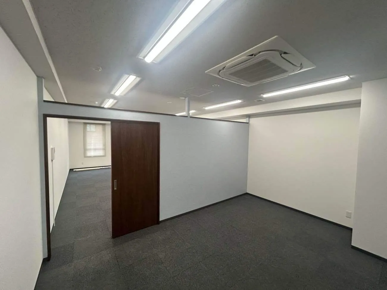 名古屋市のオフィス内装工事後の様子｜パーテーションで間仕切りを設置し個室スペースを新設