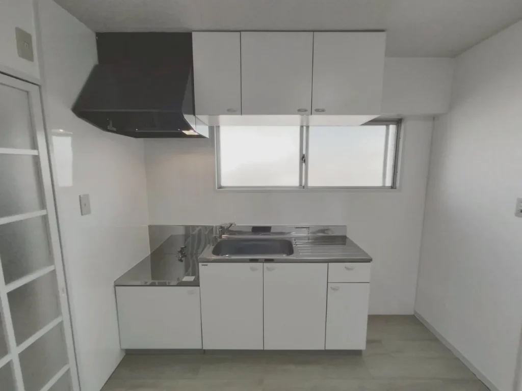 キッチン交換:キッチン交換後のコンパクトキッチン|リノベーション費用目安の参考施工例