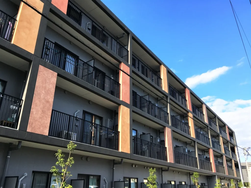 部分改修が施された賃貸マンションの外観。バルコニーが並ぶ中規模集合住宅