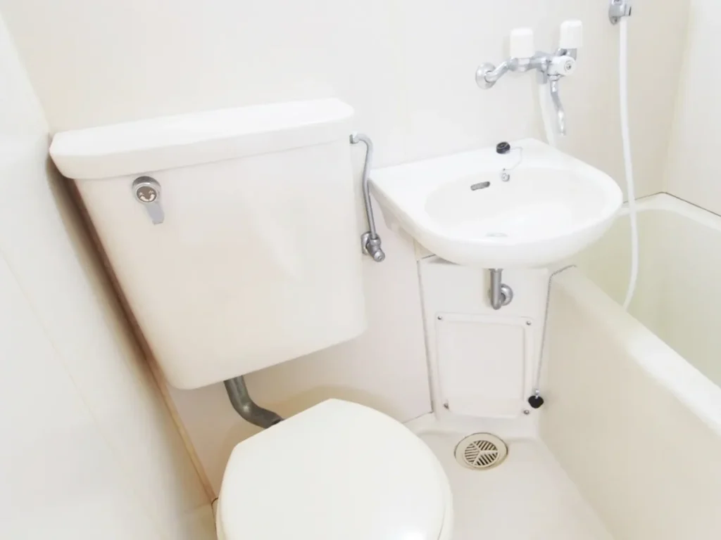 賃貸住宅のトイレ空間。洗面一体型トイレを備えたコンパクトな水回り