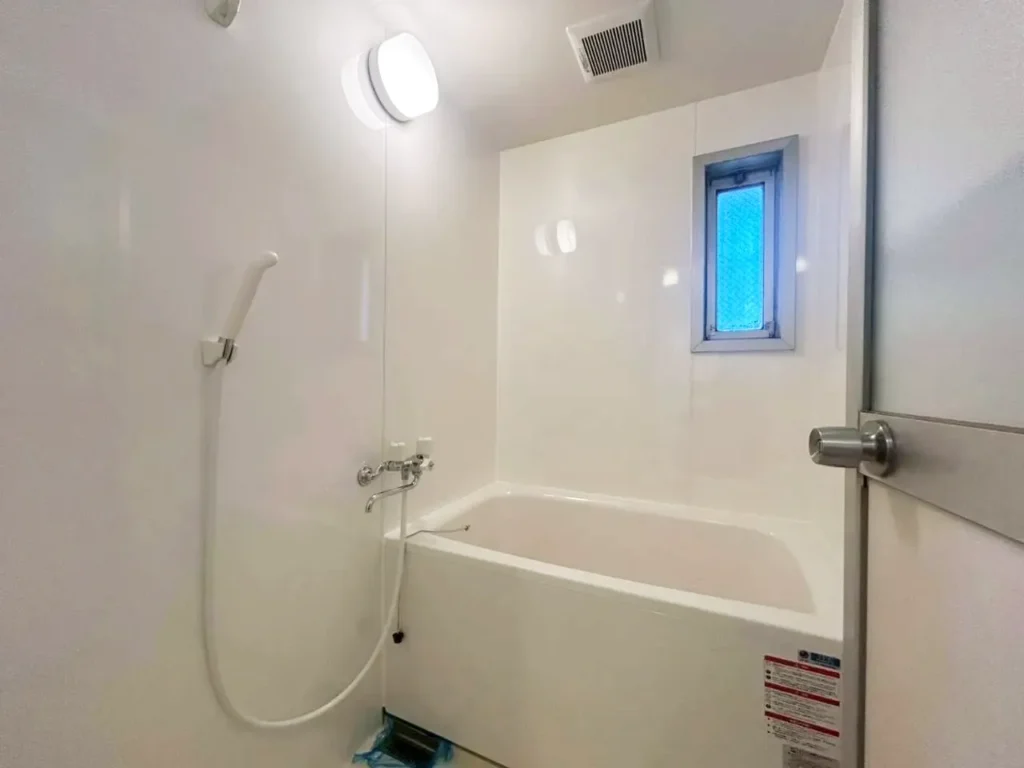 原状回復後の賃貸マンションユニットバス。白を基調とした清潔感のある浴室