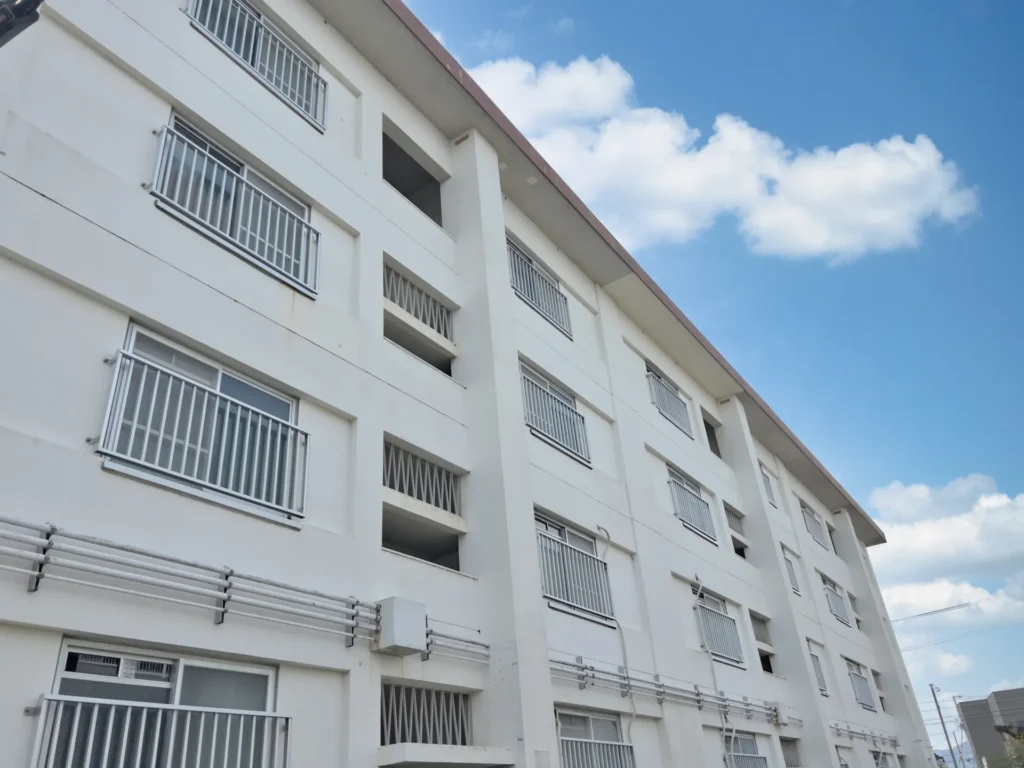 築年数の経過した団地の外観。部分改修・リノベーション前の集合住宅