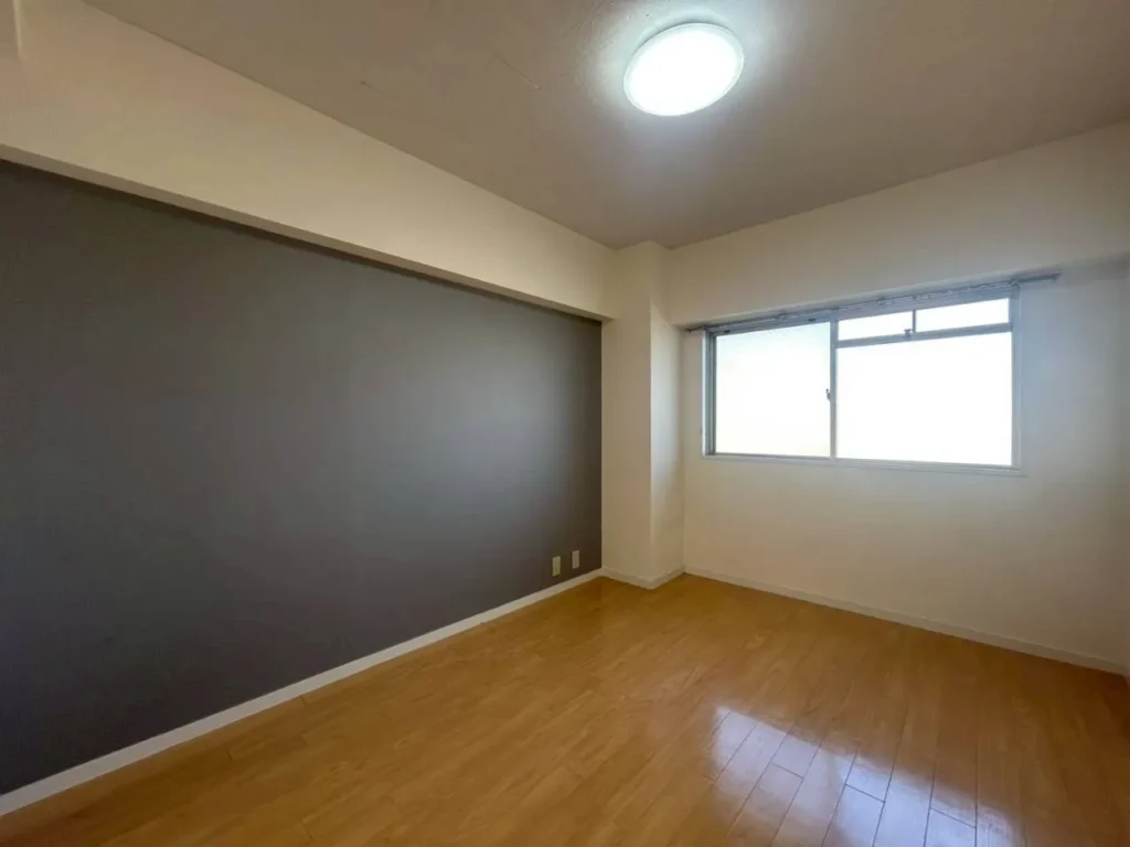 部分改修でアクセントクロスを施工したマンションの居室内装事例
