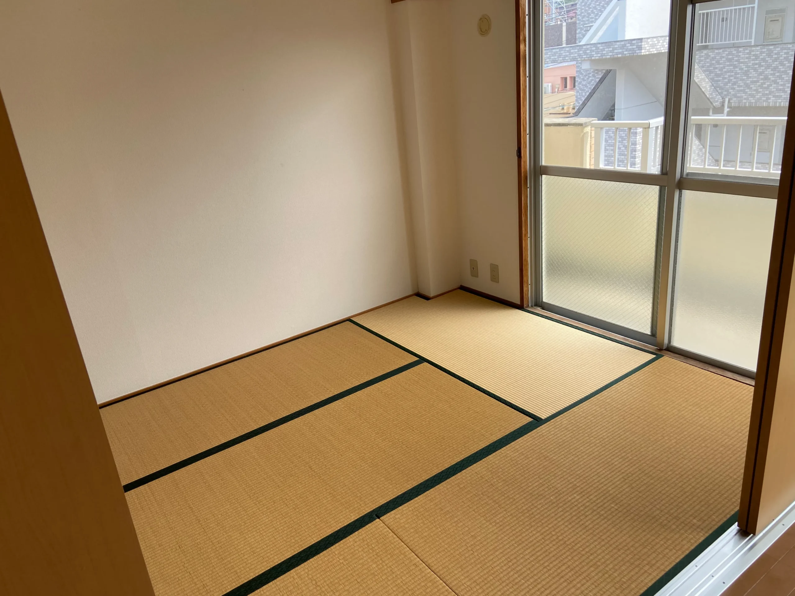 原状回復後の賃貸マンション和室。畳が整い、明るくなった室内