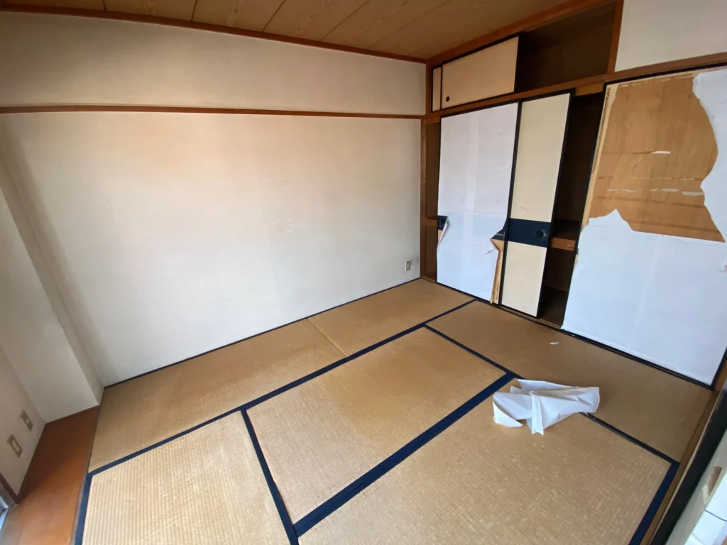 原状回復前の和室。破れた襖や経年劣化した壁が残る室内