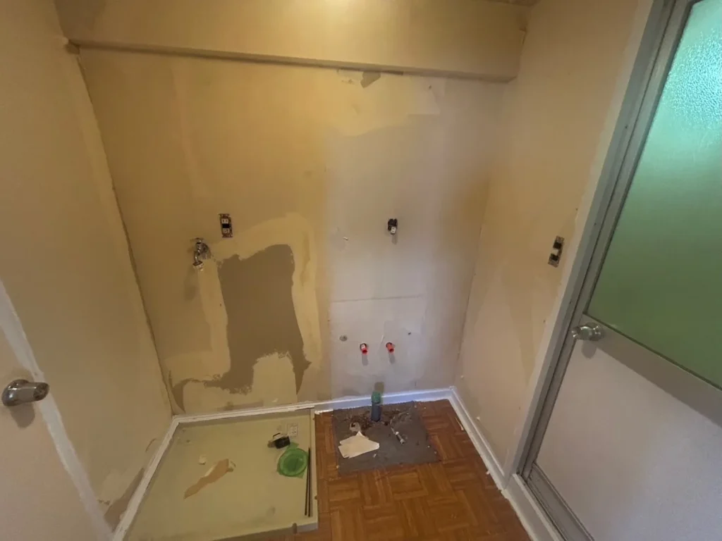 賃貸住宅の洗濯機置場。設備撤去後の原状回復作業途中の状態