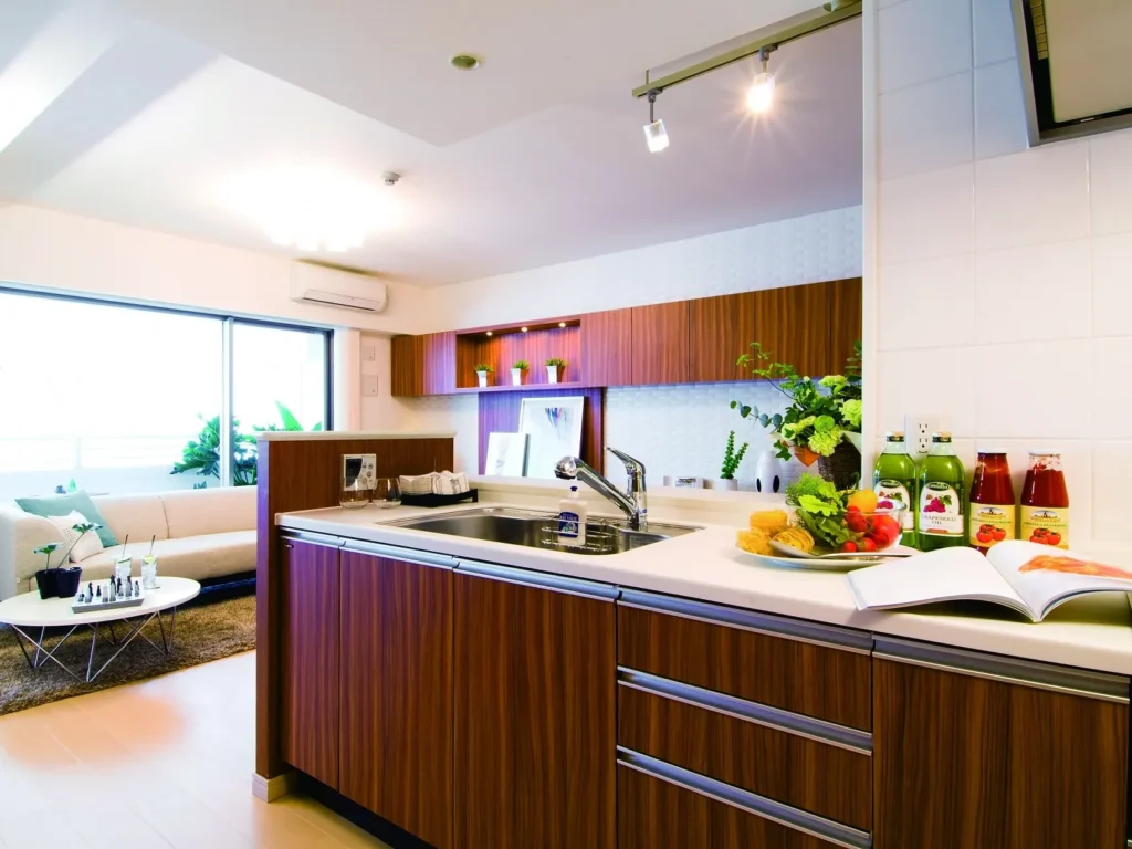 フルリノベーション:キッチン全面交換を含むフルリノベーション後のダイニングキッチン施工例