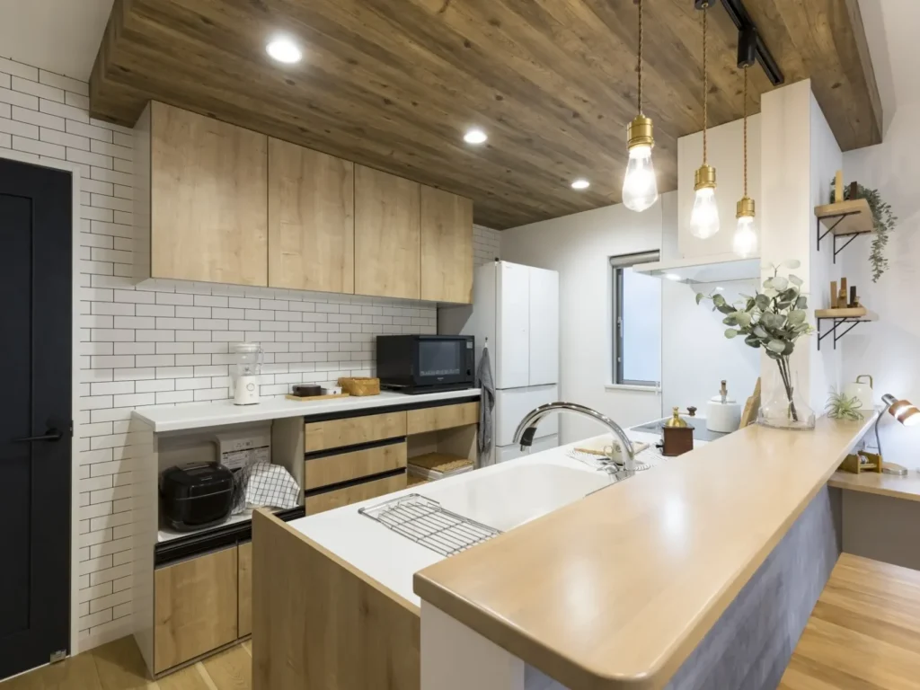 内装フルリノベーション:内装全面リノベーション後のモダンなLDK|壁・床・天井の刷新