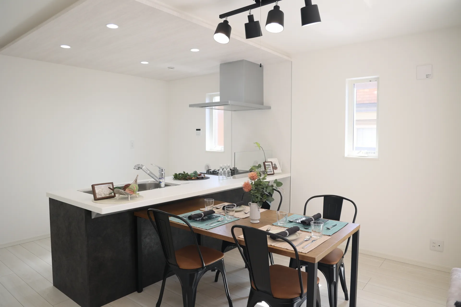 クロス貼替・床張替の内装リニューアル施工例