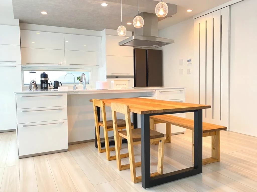 スタンダードリノベーション:内装刷新と間取り調整を行ったスタンダードリノベーションのLDK施工例