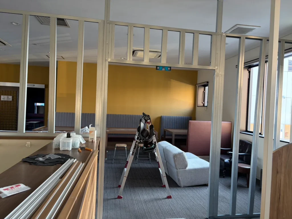 店舗内装リフォーム工事中の様子。軽量鉄骨（LGS）で間仕切り下地を組み、既存の待合スペースを改装している施工中写真