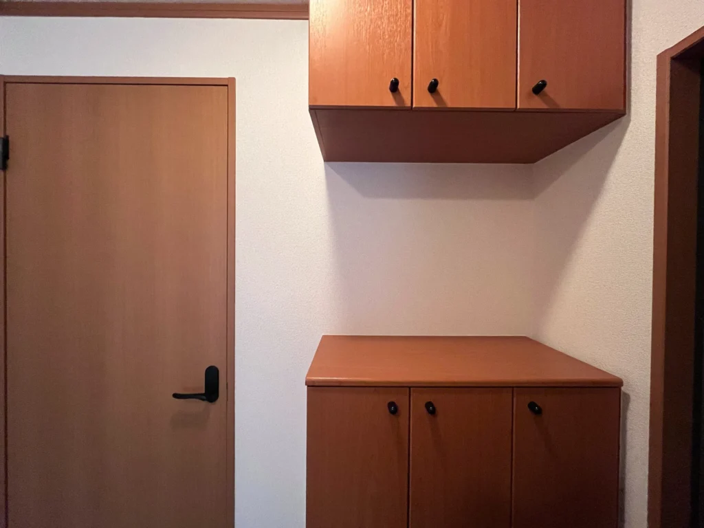 リペア後の玄関の建具。交換せず表面を整えて仕上げた扉と収納