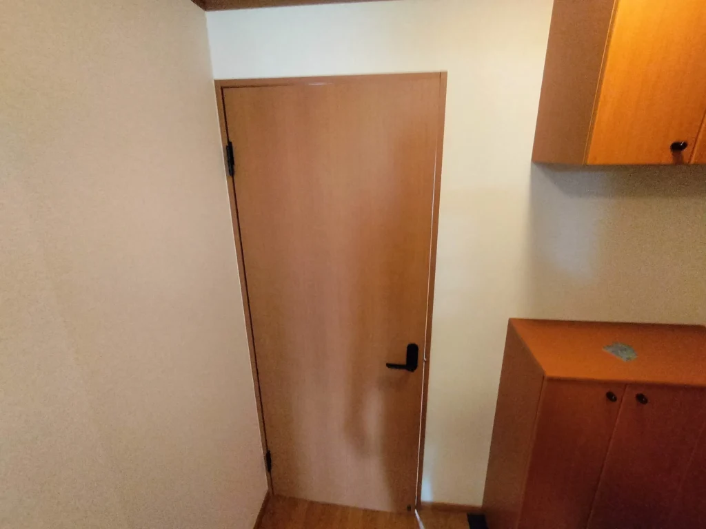 リペア前の玄関の建具。扉表面に擦れと傷がある状態