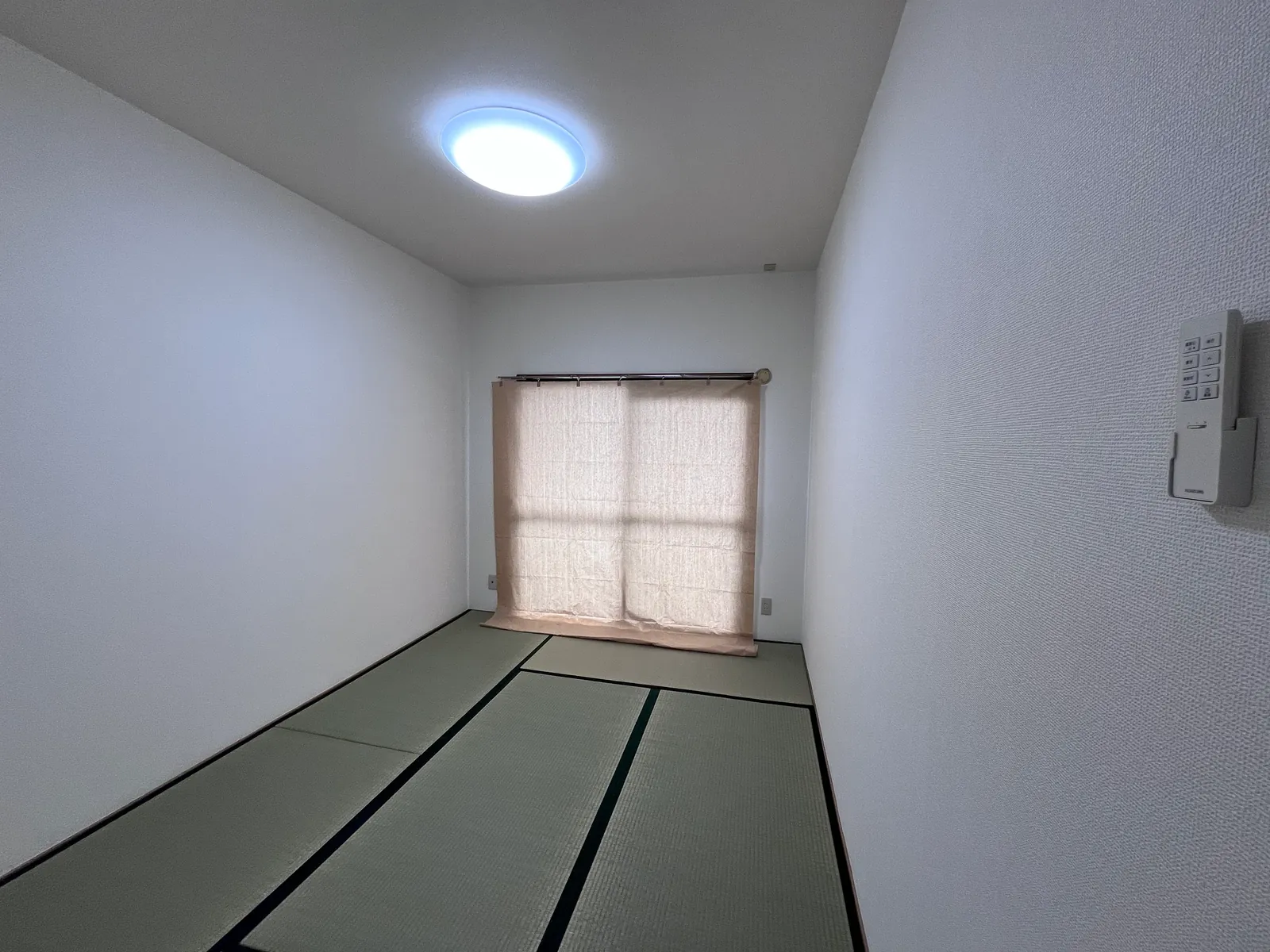 原状回復工事が完了した和室。表替えした畳と白いクロスで明るい室内