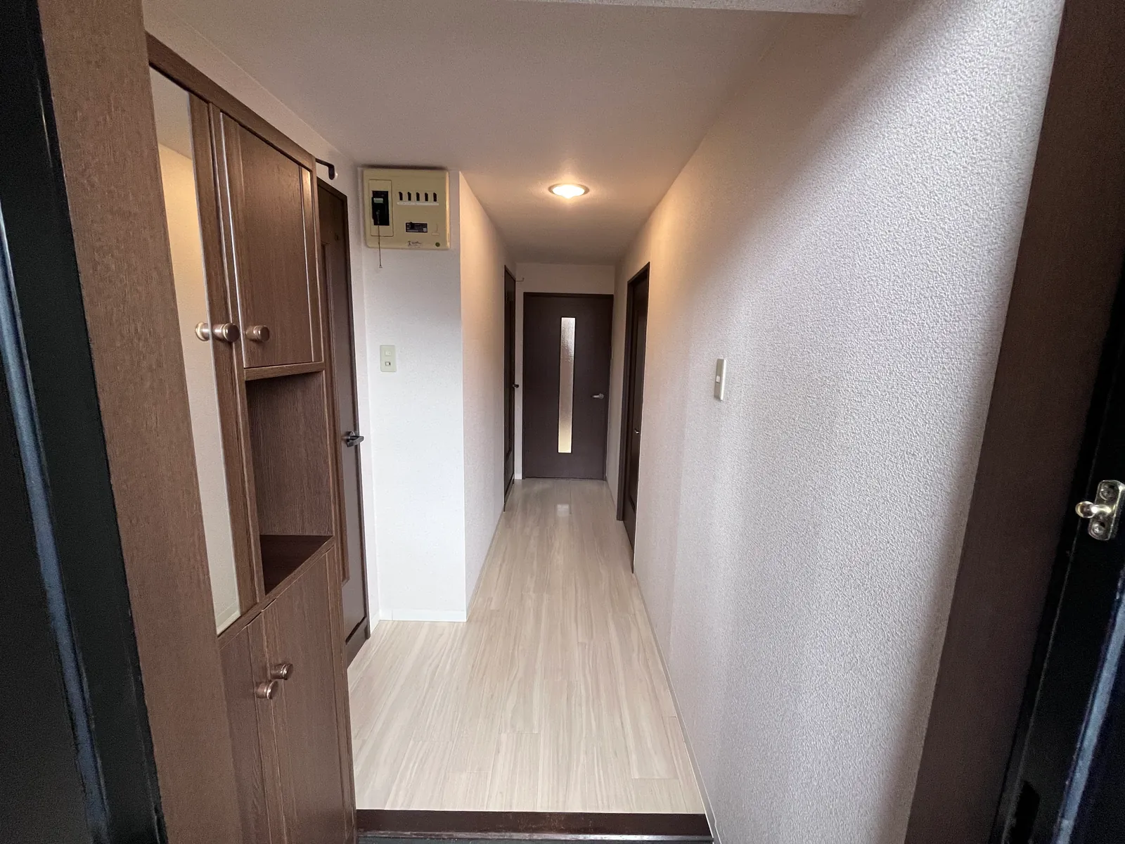 玄関から居室方向へまっすぐ伸びる廊下。クリーニング後の床と壁クロス