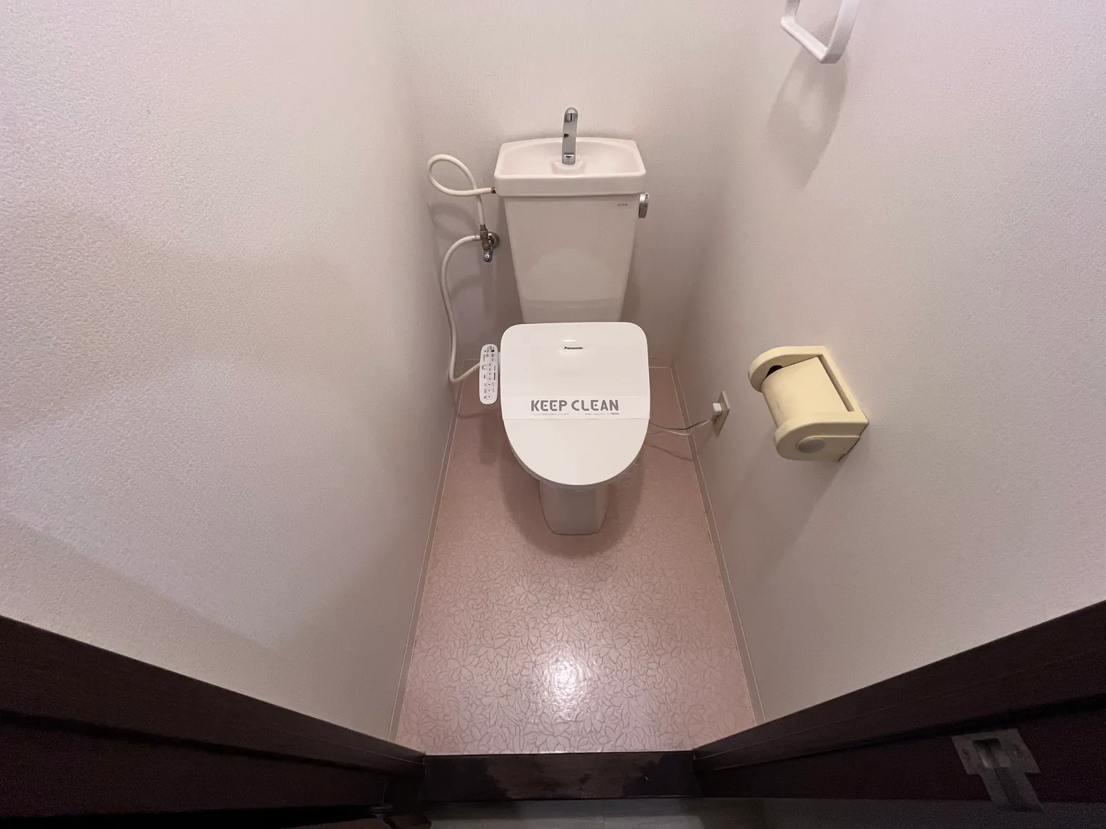 ウォシュレット交換とクロス張替えを行ったトイレを入口から見た全景