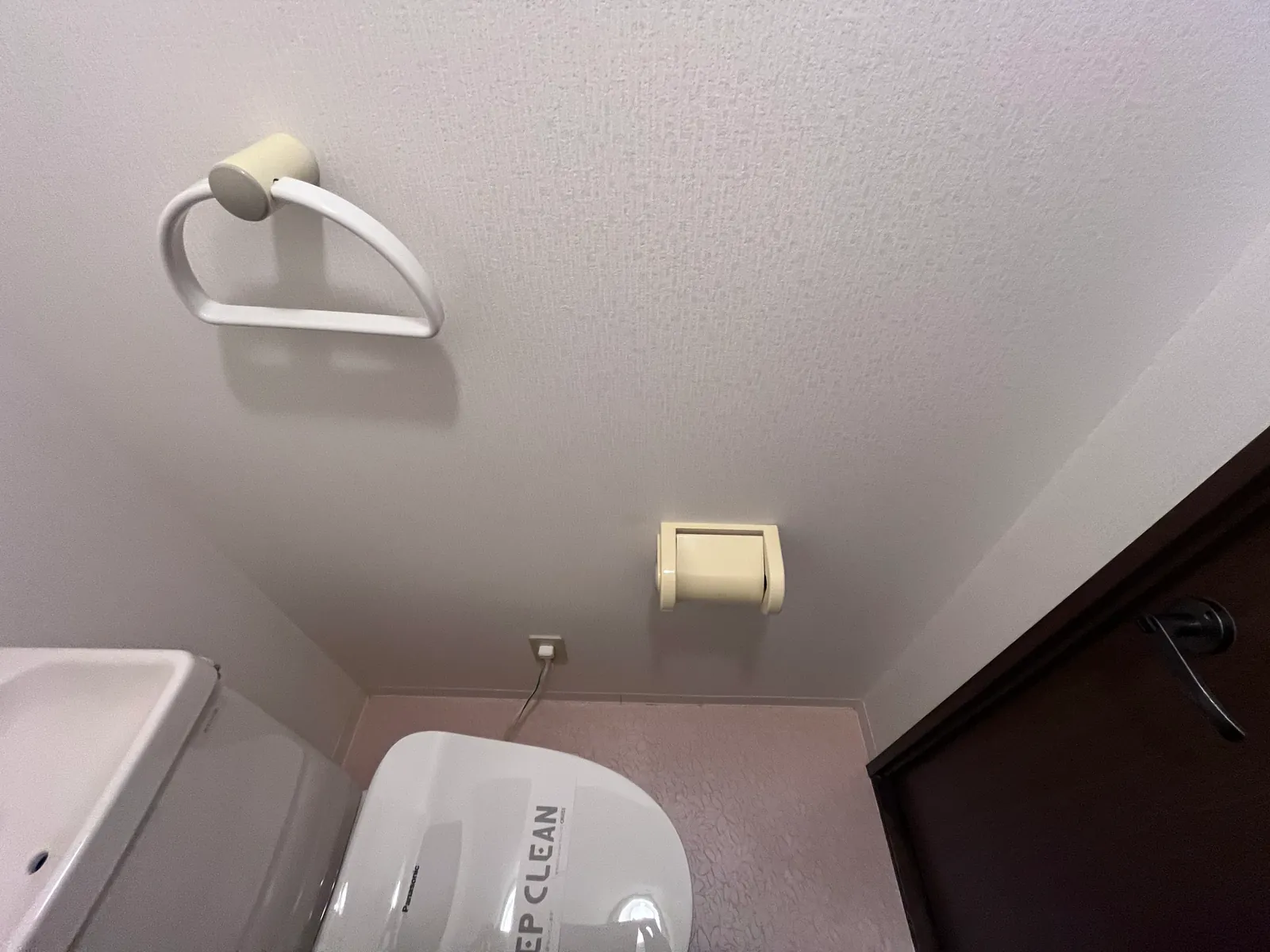 トイレのタオルリングとペーパーホルダー、張り替えた白い壁クロス