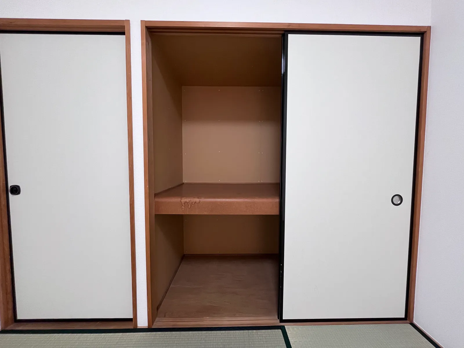 貼り替えた襖を開けた和室の押入れ。中段のある収納内部も清掃済み